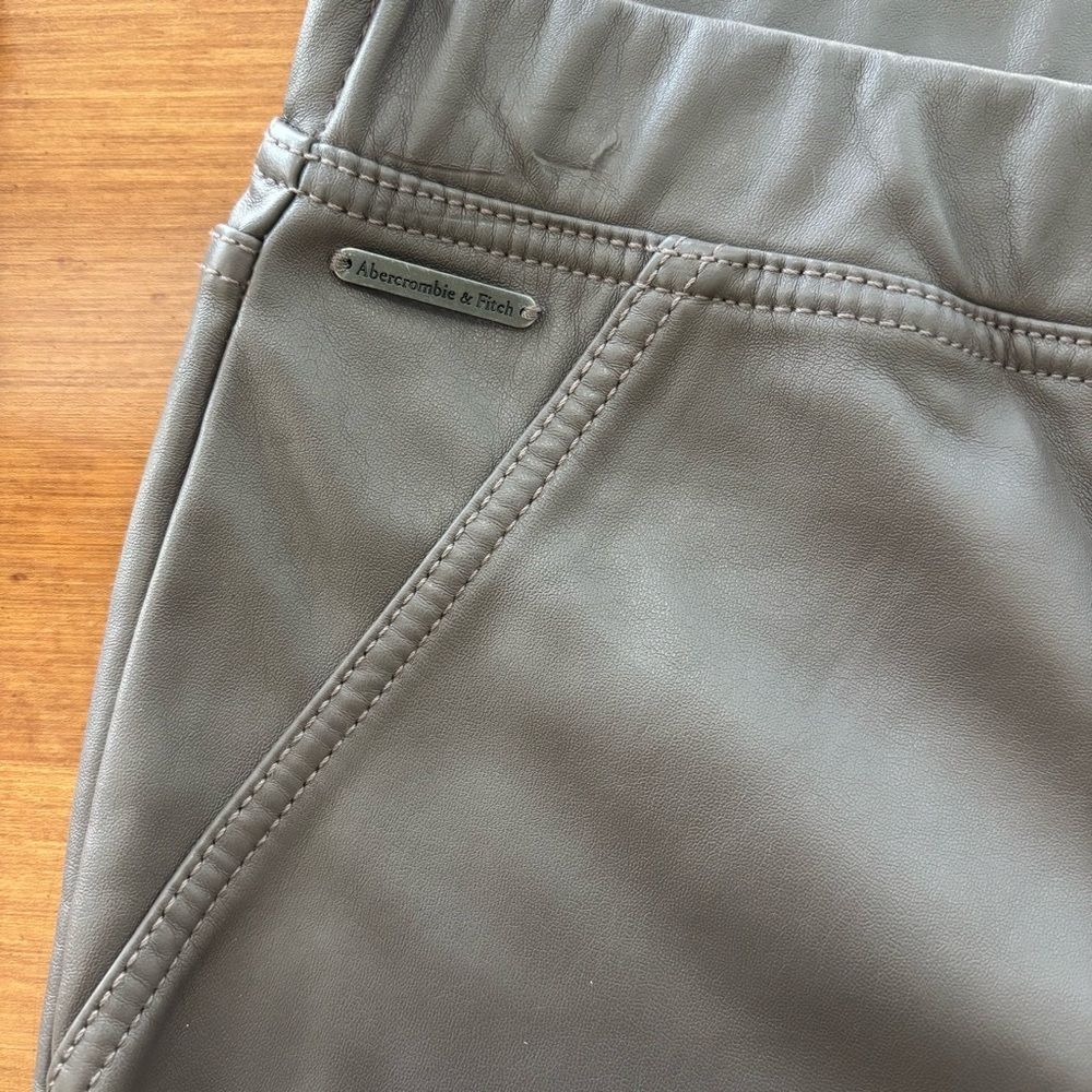 ❤️2/$15 or 3/$21❤️Abercrombie & Fitch Taupe Faux Leather Leggings, Size M - Picture 5 of 10